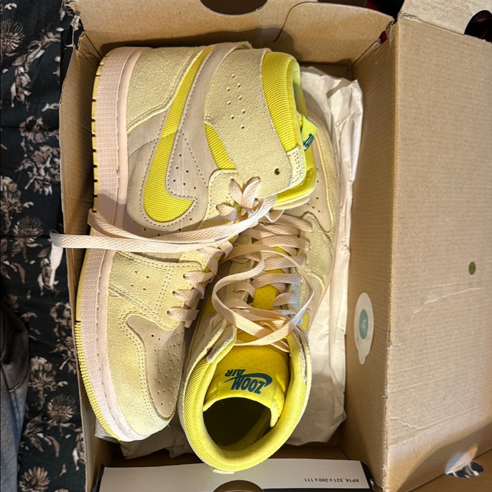 Nike High-Top Sneakers in Yellow and Beige